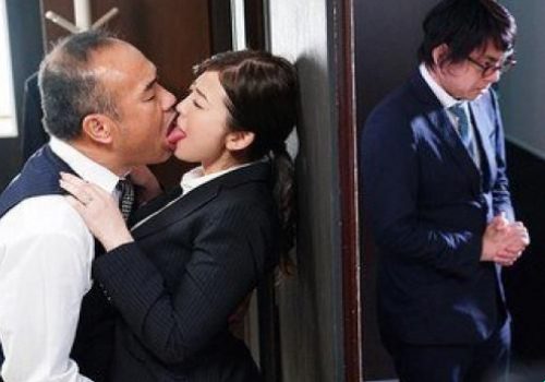 Anh chồng mắc nợ vợ xinh rồi bán thân cho sếp