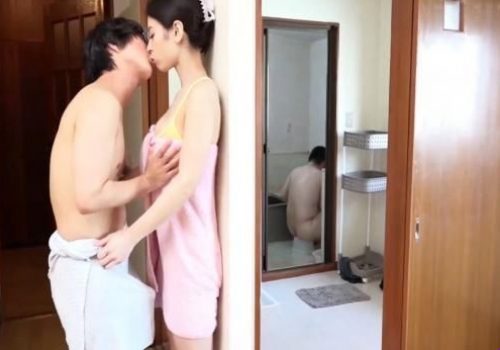 Cậu con hứng tình khi thấy mẹ kế vừa tắm xong