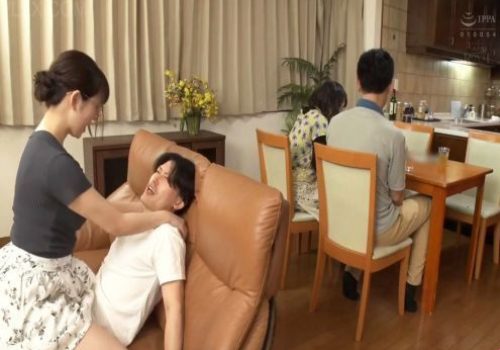 Chị gái kế dâm đãng ngang nghiên địt sau lưng bố mẹ