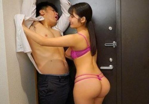 Cô vợ mông to ở nhà ham muốn chim lạ kích thích