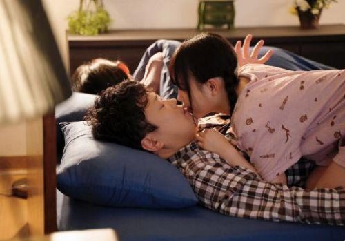 Con gái riêng của vợ lén sang phòng gạ gẫm chịch