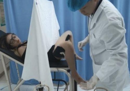 Em tuổi teen đi khám bướm gặp bác sĩ nứng chim