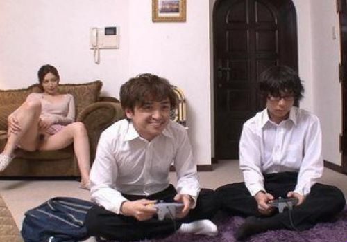 Sang nhà bạn thân chơi game, gặp bà mẹ khiêu dâm bất ngờ